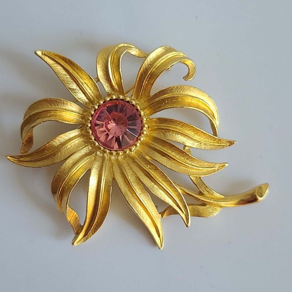 Crown Trifari pink rhinestone brushed gold tone flower brooch pin 3D large huge